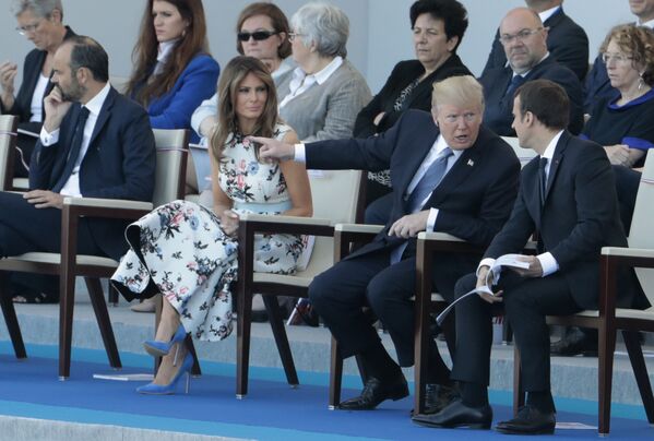 Tổng thống Hoa Kỳ Donald Trump cùng phu nhân Melanie bên cạnh Tổng thống Pháp Emmanuel Macron trong cuộc diễu hành quân sự kỷ niệm ngày Bastille ở Paris - Sputnik Việt Nam