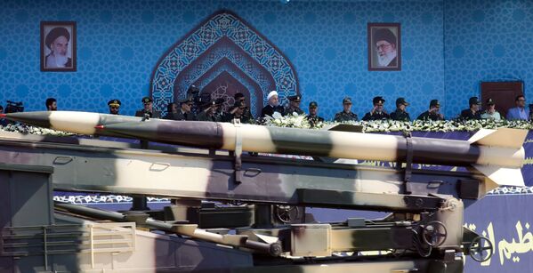 Tên lửa tầm trung Zelzal trong cuộc diễu hành quân sự ở Tehran, Iran - Sputnik Việt Nam