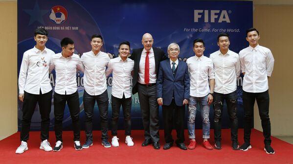 Chủ tịch FIFA Gianni Infantino và Chủ tịch Liên đoàn bóng đá Việt Nam Lê Hùng Dũng cùng các thành viên đội U23 tại Hà Nội, Việt Nam - Sputnik Việt Nam