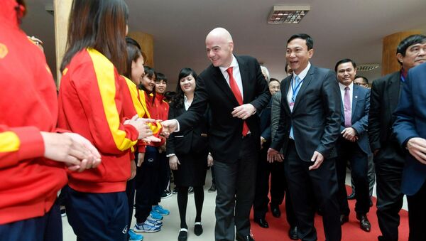 Chủ tịch FIFA, Gianni Infantino bắt tay các thành viên đội tuyển bóng đá quốc gia nữ trong chuyến thăm Liên đoàn Bóng đá Việt Nam tại Hà Nội - Sputnik Việt Nam