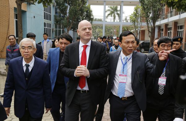 Chủ tịch Liên đoàn bóng đá Việt Nam Lê Hùng Dũng, Chủ tịch FIFA Gianni Infantino và Phó Chủ tịch VFF Trần Quốc Tuấn trong chuyến thăm cơ sở thể thao tại Hà Nội - Sputnik Việt Nam