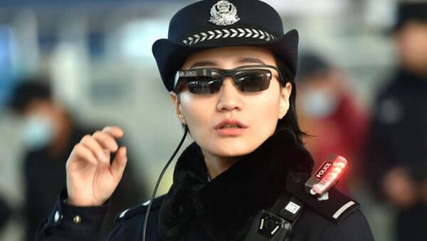 Công nghệ nhận diện khuôn mặt được đưa vào những chiếc kính mát của cảnh sát Trung Quốc. - Sputnik Việt Nam