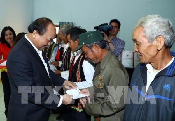 Thủ tướng Nguyễn Xuân Phúc tặng quà cho các gia đình chính sách, hộ dân tộc thiểu số có hoàn cảnh khó khăn thuộc huyện Đắk Song, tỉnh Đắk Nông. Thủ tướng Nguyễn Xuân Phúc tặng quà cho các gia đình chính sách, hộ dân tộc thiểu số có hoàn cảnh khó khăn thuộc huyện Đắk Song, tỉnh Đắk Nông. - Sputnik Việt Nam