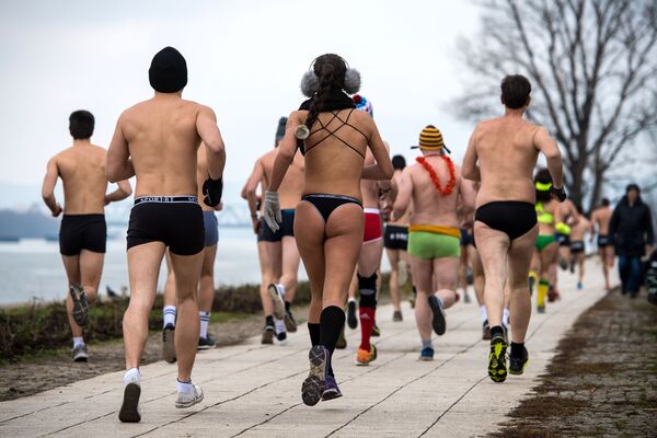 Những người tham gia cuộc thi chạy, chỉ mặc quần short trong khí hậu lạnh giá mùa đông ở Serbia - Sputnik Việt Nam
