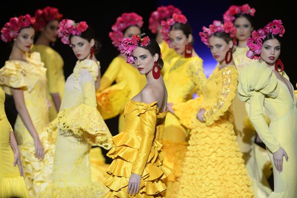 Những người mẫu trình diễn trang phục trong Tuần lễ thời trang Flamenco quốc tế ở Seville, Tây Ban Nha - Sputnik Việt Nam