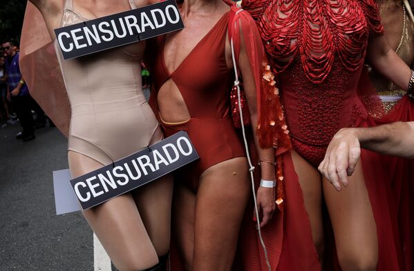 Người phụ nữ mang tấm bảng Kiểm duyệt tham gia lễ hội ở São Paulo phản đối việc quấy rối tình dục đối với phụ nữ - Sputnik Việt Nam