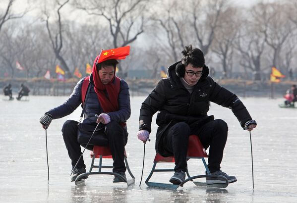 Khách du lịch trượt băng trên hồ Côn Minh ở ngoại ô Bắc Kinh - Sputnik Việt Nam