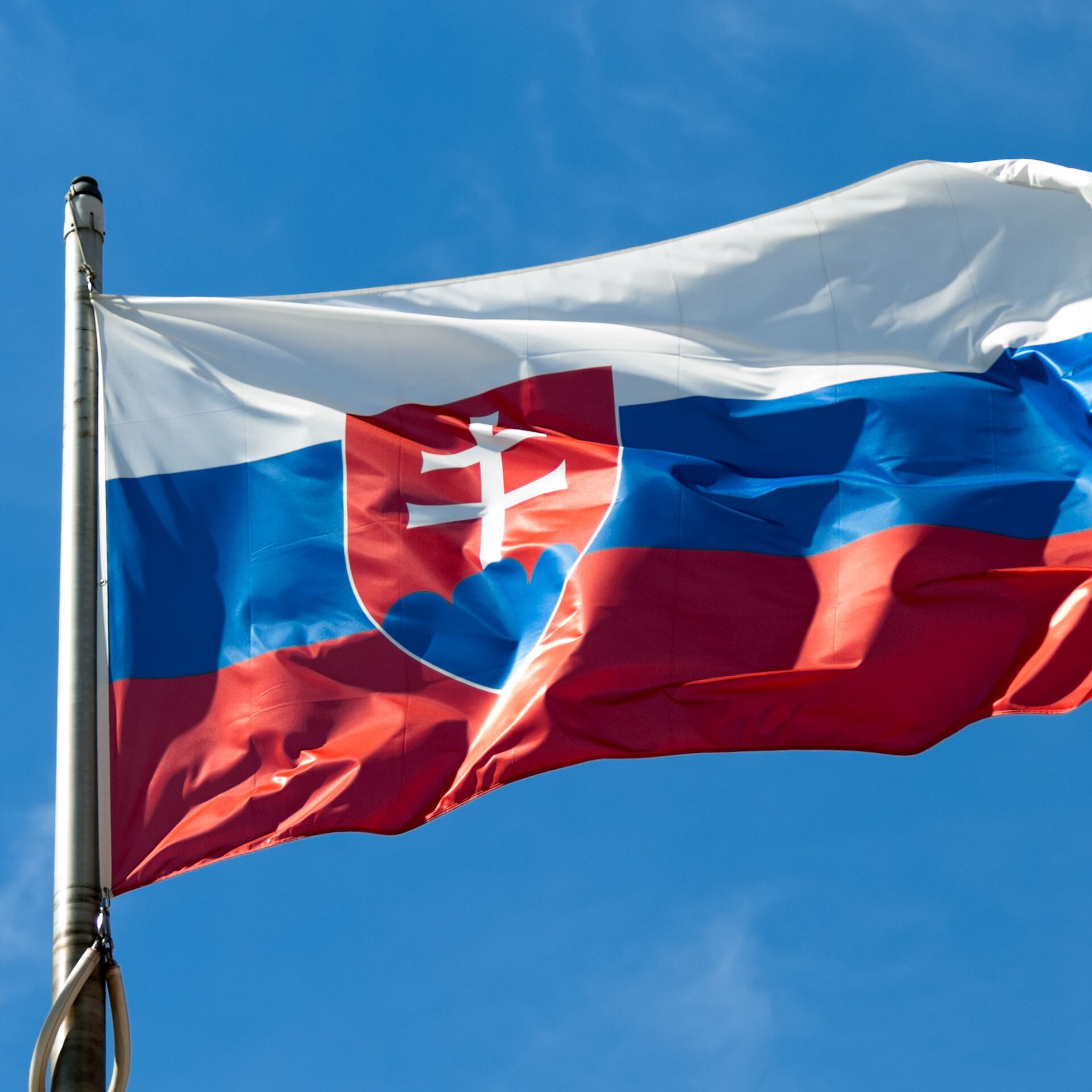Quốc kỳ Slovakia 2024 trở thành niềm tự hào cho mỗi công dân Slovaks khi đất nước này đang trên đà phát triển rực rỡ. Năm 2024 chính là thời điểm Slovakia đón rất nhiều sự kiện quan trọng và quốc tế, mở ra nhiều cơ hội phát triển về kinh tế, văn hóa và du lịch. Cùng đến với hình ảnh Quốc kỳ Slovakia để đón nhận những điều tuyệt vời của đất nước này.