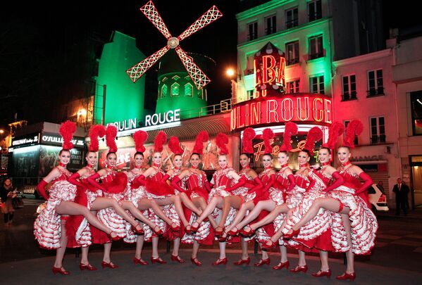 Các vũ công Moulin Rouge đứng trước quán rượu ở khu Montmartre ở Paris - Sputnik Việt Nam