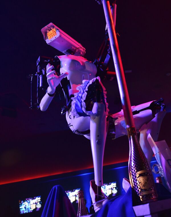 Vũ nữ-Robot biểu diễn tại câu lạc bộ đêm Las Vegas trong khuôn khổ triển lãm điện tử hàng năm CES-2018 - Sputnik Việt Nam