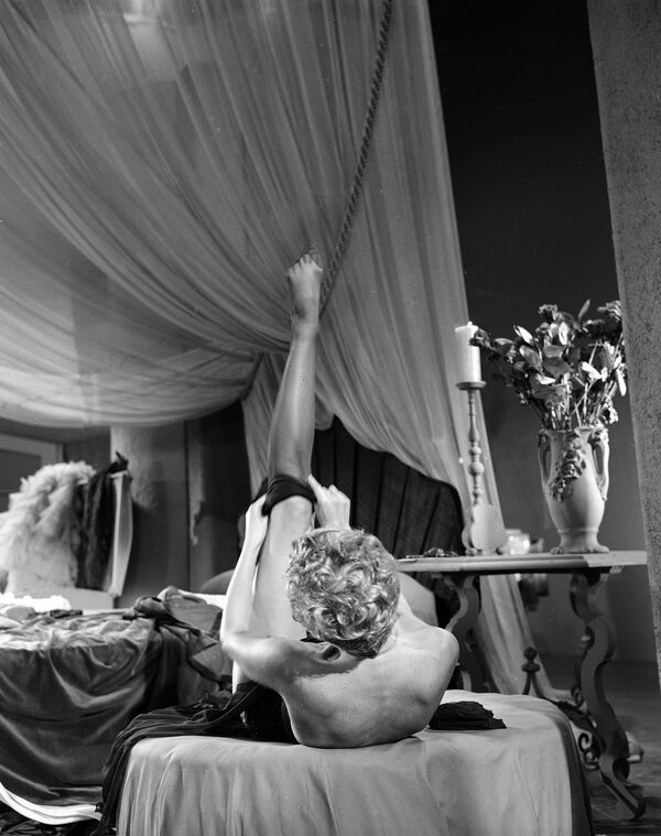 Vũ nữ Lili St. Cyr kéo những chiếc tất dài trong một buổi diễn tập khiêu vũ cho bộ phim ngắn Carmenesque, Los Angeles - Sputnik Việt Nam