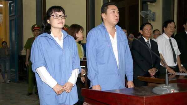 Bị cáo Huỳnh Thị Huyền Như (bìa trái) và Võ Anh Tuấn tại phiên xử sáng 8.2 - Sputnik Việt Nam