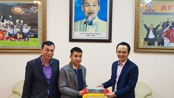 Chủ tịch Tập đoàn FLC Trịnh Văn Quyết (phải) trao 1 tỷ đồng tiền mặt cho đại diện VFF - Sputnik Việt Nam