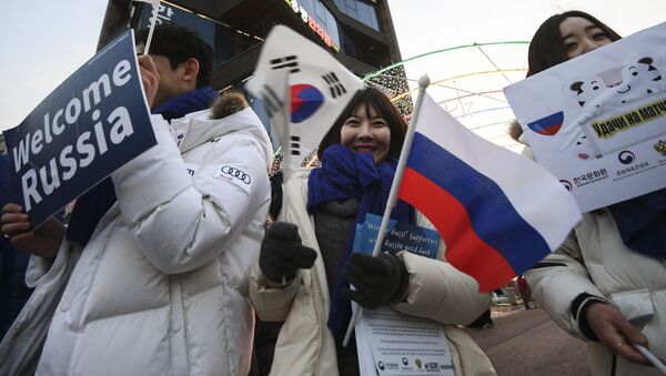 Болельщики приветствуют россиян возле Олимпийского стадиона, в котором будет проходить церемония открытия XXIII Олимпийских игр в Пхенчхане - Sputnik Việt Nam