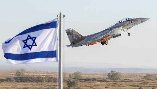 An Israeli Air Force F-15 Eagle fighter plane performs at an air show during the graduation of new cadet pilots at Hatzerim base in the Negev desert, near the southern Israeli city of Beer Sheva, on June 29, 2017 - Sputnik Việt Nam
