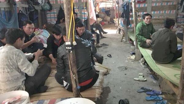Chủ thầu bỏ trốn, 37 công nhân nghèo không có tiền về quê ăn Tết - Sputnik Việt Nam