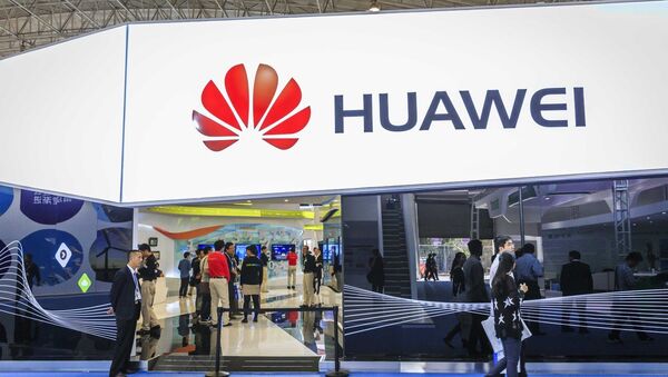 Visitors walk past the stand of Huawei during PT/EXPO COMM CHINA 2014 in Beijing, China, 27 September 2014 - Sputnik Việt Nam