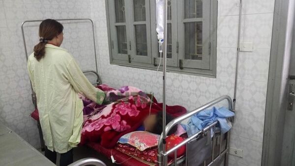 Bé gái M.T. đang được điều trị tại Bệnh viện đa khoa tỉnh Hòa Bình. - Sputnik Việt Nam