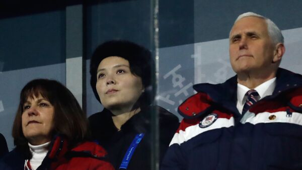 Mike Pence, Kim Yo Jong và Karen Pence tại Olympic 2018 - Sputnik Việt Nam