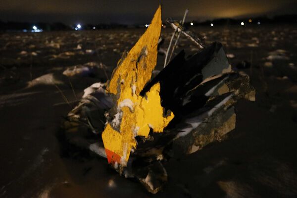 Các mảnh vỡ của máy bay An-148 Hãng hàng không Saratov Airlines tại hiện trường vụ tai nạn ở ngoại ô Moskva - Sputnik Việt Nam