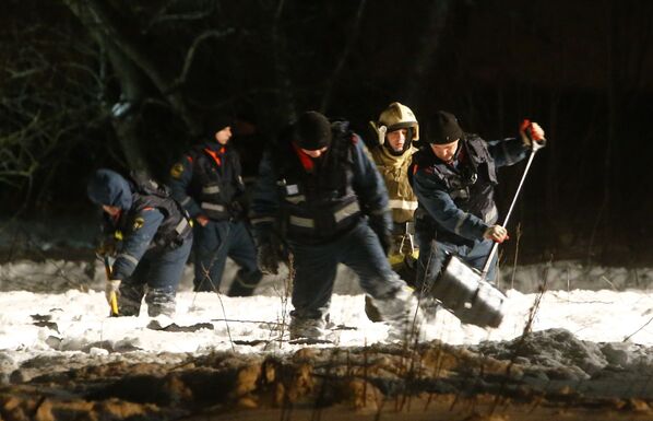 Những người cứu hộ tại nơi máy bay An-148 Hãng hàng không Saratov Airlines rơi ở ngoại ô Moskva - Sputnik Việt Nam
