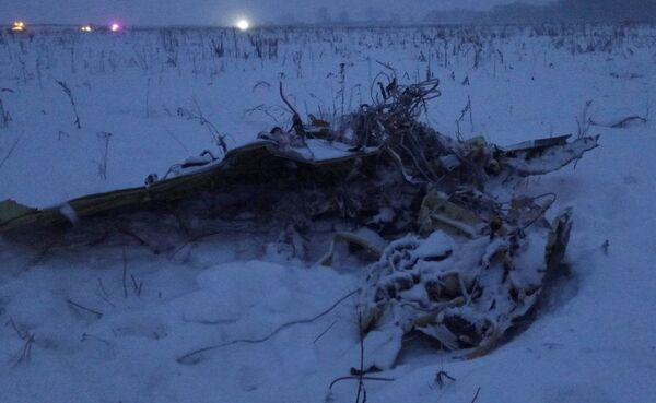 Các mảnh vỡ của máy bay An-148 Hãng hàng không Saratov Airlines tại hiện trường tai nạn ở ngoại ô Moskva - Sputnik Việt Nam