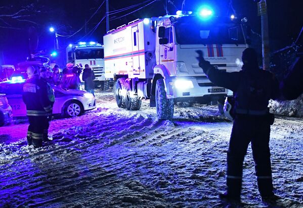 Xe của Bộ tình trạng khẩn cấp Nga ở quận Ramensky tỉnh Moskva tại hiện trường tai nạn ở ngoại ô Moskva - Sputnik Việt Nam