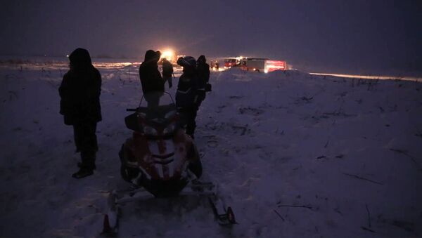 Các nhân viên Bộ tình trạng khẩn cấp Nga ở quận Ramensky thuộc tỉnh Moskva tại hiện trường tai nạn máy bay An-148 Hãng hàng không Saratov Airlines - Sputnik Việt Nam