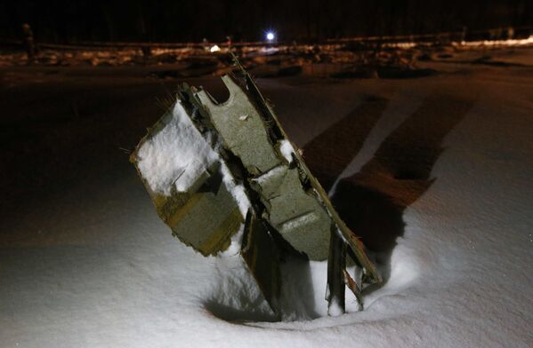 Mảnh vỡ của máy bay An-148 Hãng hàng không Saratov Airlines tại hiện trường tai nạn ở ngoại ô Moskva - Sputnik Việt Nam