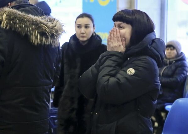 Thân nhân và bạn bè của nạn nhân vụ tai nạn vụ máy bay An-148 Hãng hàng không Saratov Airlines rơi ở ngoại ô Moskva - Sputnik Việt Nam
