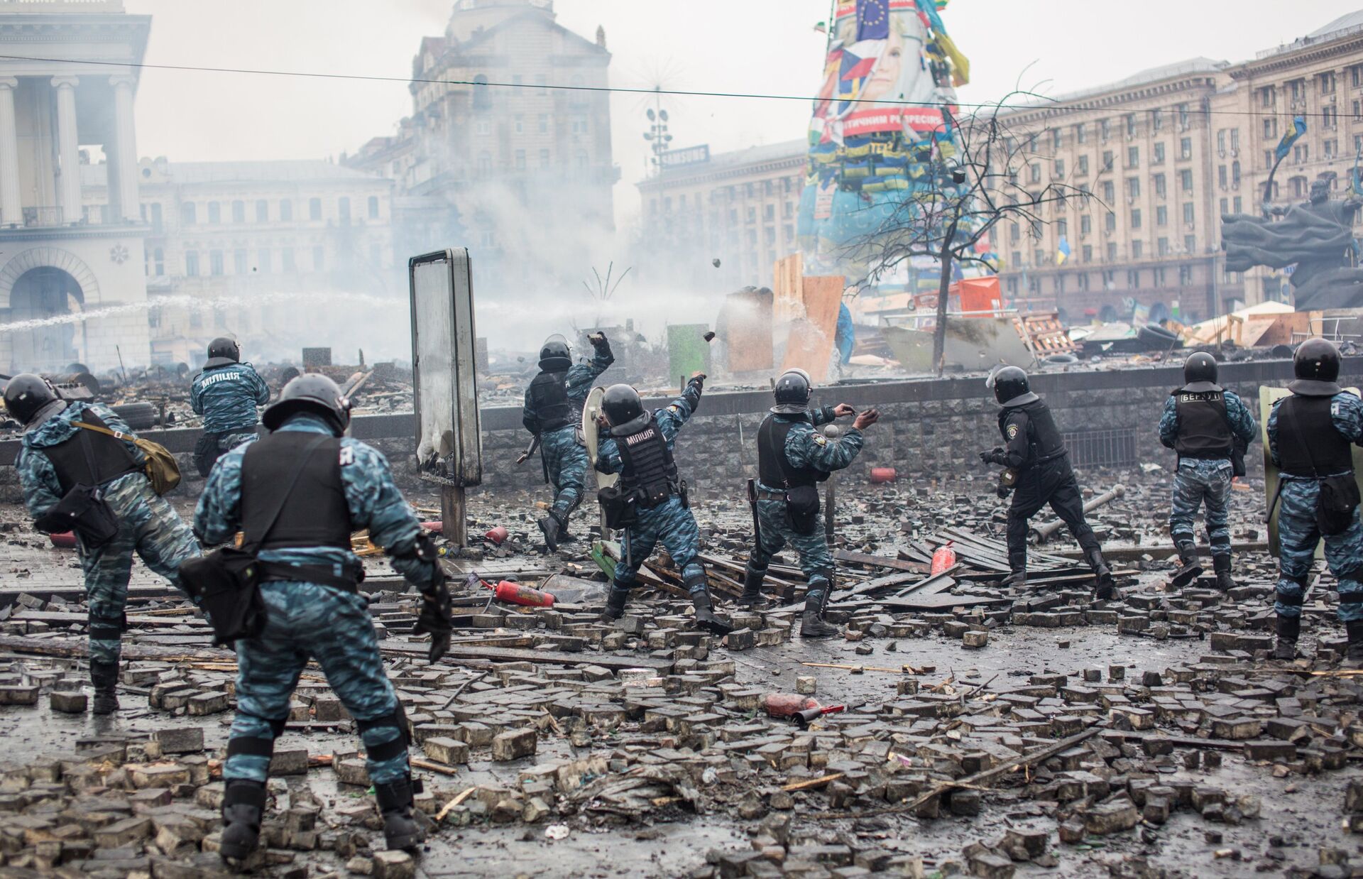 Nhân viên thực thi pháp luật trong thời gian đụng độ với người biểu tình trên quảng trường Maidan ở Kiev. - Sputnik Việt Nam, 1920, 20.02.2024