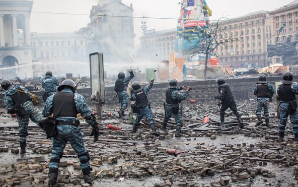 Nhân viên thực thi pháp luật trong thời gian đụng độ với người biểu tình trên quảng trường Maidan ở Kiev. - Sputnik Việt Nam