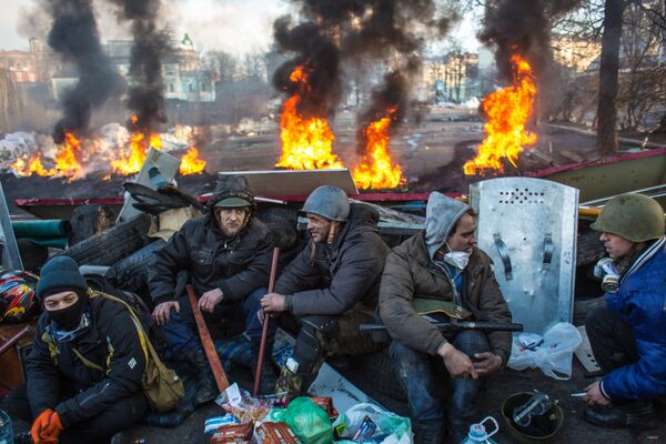 Phái ủng hộ đối lập dựng chướng ngại vật trên phố Institutskaya ở Kiev. - Sputnik Việt Nam