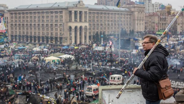 Phái ủng hộ đối lập dựng chướng ngại vật trên phố Institutskaya ở Kiev. - Sputnik Việt Nam