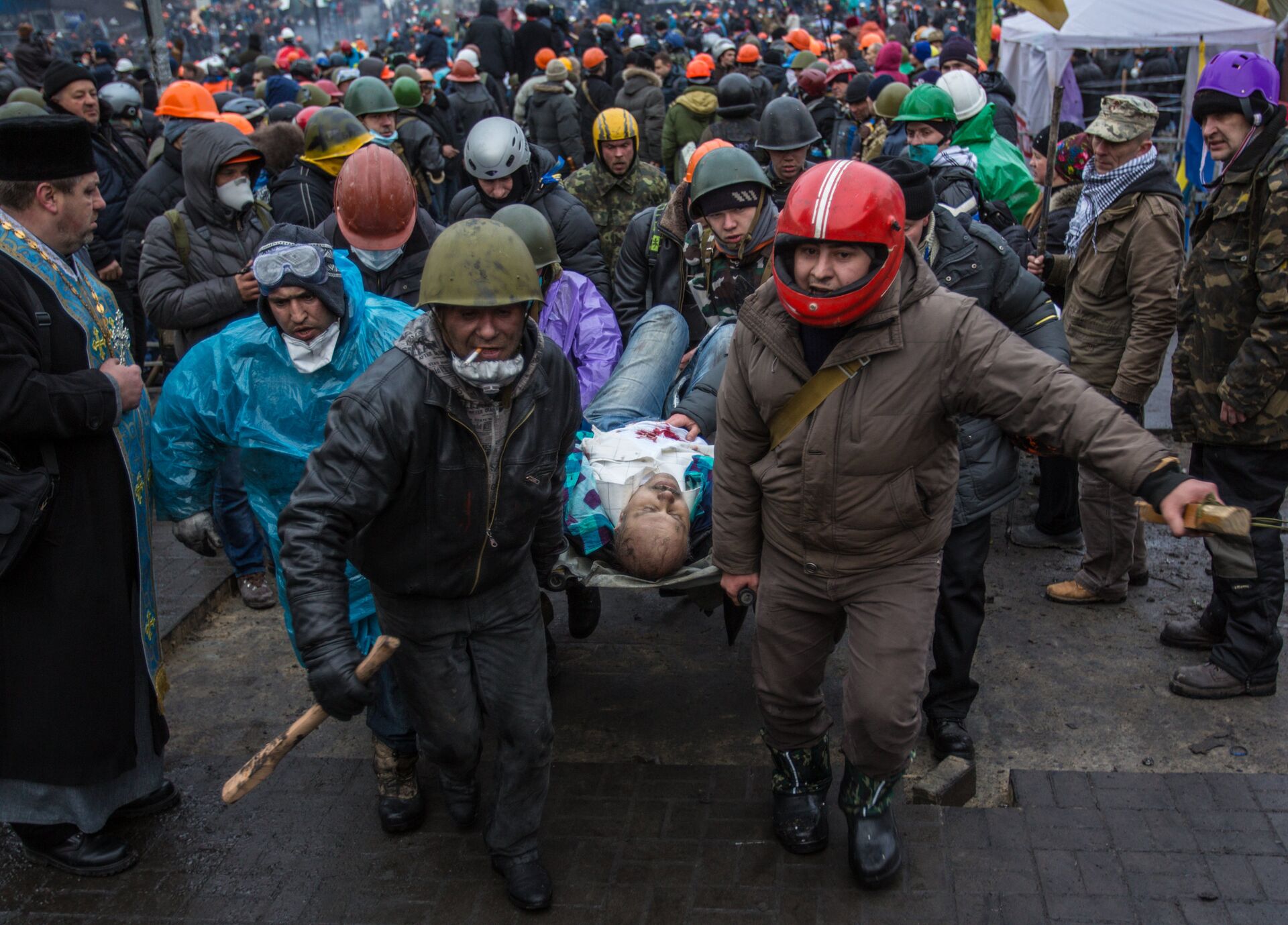 Phái ủng hộ đối lập mang người bị thương vì đụng độ với nhân viên thực thi pháp luật ra quảng trường Maidan ở Kiev. - Sputnik Việt Nam, 1920, 20.02.2024