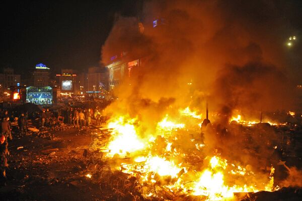 Đốt lửa và dựng lều trên quảng trường Maidan ở Kiev, nơi xảy ra xung đột giữa phái đối lập và cảnh sát. - Sputnik Việt Nam
