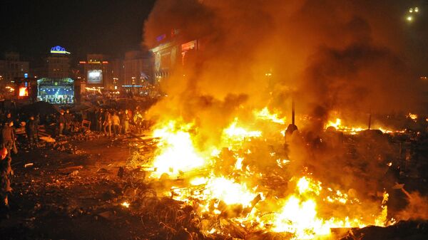 Đốt lửa và dựng lều trên quảng trường Maidan ở Kiev, nơi xảy ra xung đột giữa phái đối lập và cảnh sát. - Sputnik Việt Nam