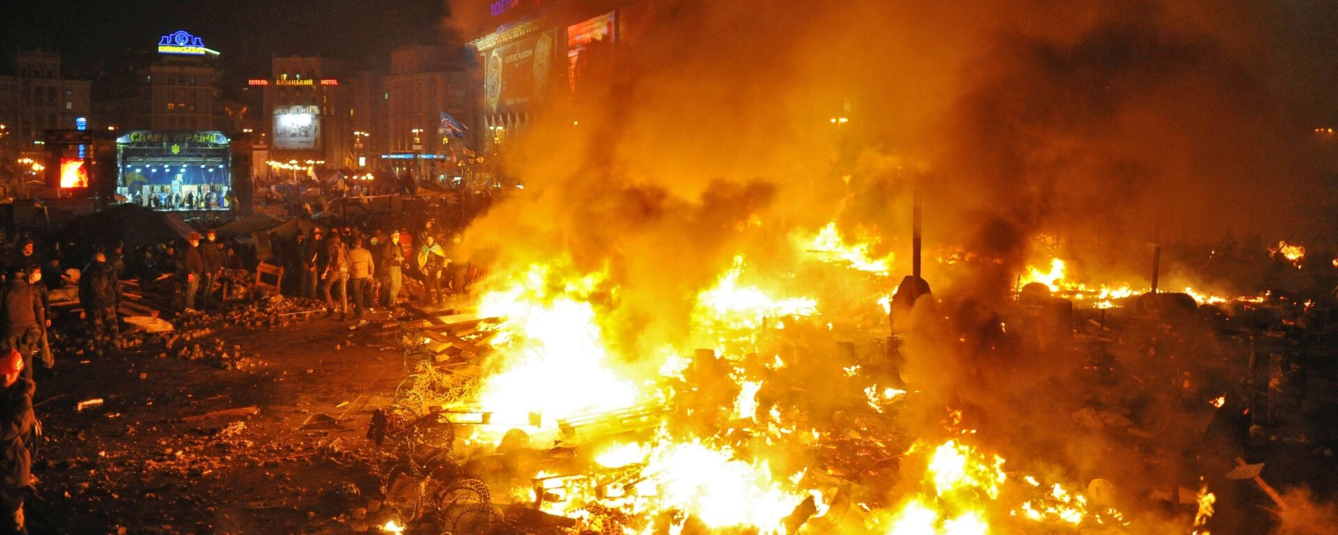 Đốt lửa và dựng lều trên quảng trường Maidan ở Kiev, nơi xảy ra xung đột giữa phái đối lập và cảnh sát. - Sputnik Việt Nam, 1920, 19.02.2024