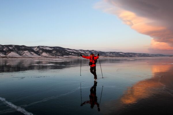 Một người đàn ông trượt băng trên hồ Baikal - Sputnik Việt Nam
