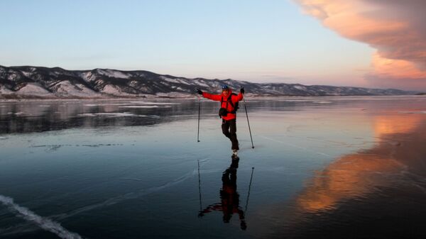 Một người đàn ông trượt băng trên hồ Baikal - Sputnik Việt Nam