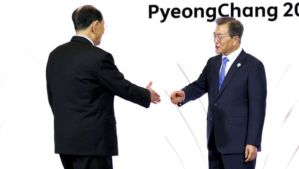 Tổng thống Hàn Quốc Moon Jae-in đã có cuộc gặp bên lề Thế Vận Hội kéo dài gần 3 giờ đồng hồ với Chủ tịch Hội đồng Nhân dân Tối cao Triều Tiên Kim Yong-nam - Sputnik Việt Nam