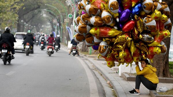 Cô gái bán bóng bay trên đường phố Hà Nội vào trước Tết - Sputnik Việt Nam