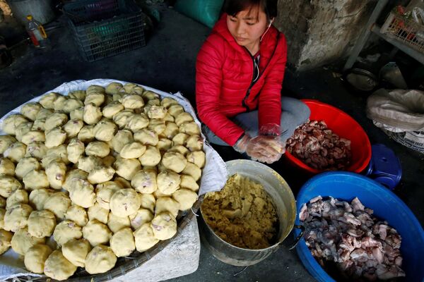 Người phụ nữ chuẩn bị gói bánh chưng dành cho ngày Tết ở Việt Nam - Sputnik Việt Nam