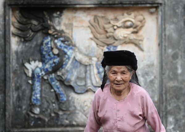 Người phụ nữ lớn tuổi sau khi khấn vái ở ngôi chùa làng trước ngày Tết Nguyên đán - Sputnik Việt Nam