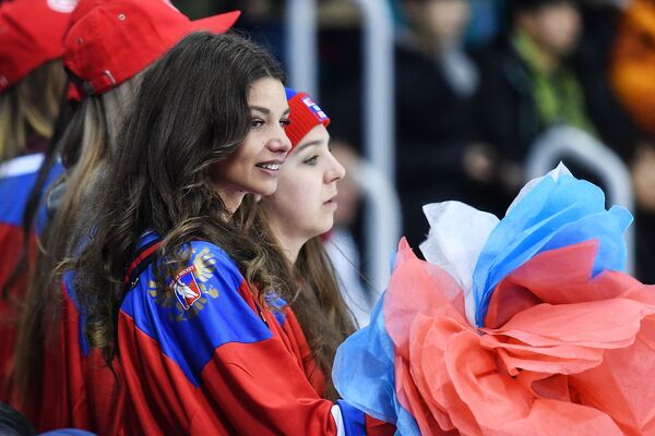 Cổ động viên  Nga tại trận đấu khúc côn cầu nữ Canada-Nga tại Thế vận hội mùa đông XXIII - Sputnik Việt Nam