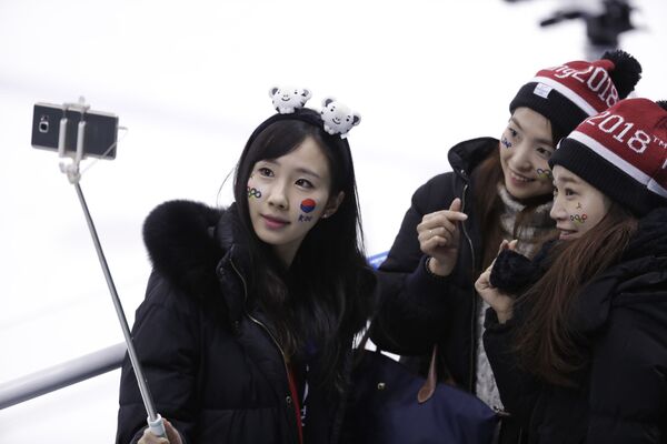 Người hâm mộ Hàn Quốc chụp hình selfie trước trận đấu giữa đội tuyển nữ Thụy Điển và đội Nam – Bắc Triều Tiên tại Thế vận hội mùa đông ở Pyeongchang - Sputnik Việt Nam