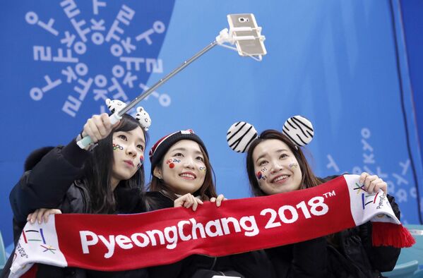 Những người hâm mộ chụp hình selfie trước  trận đấu giữa đội tuyển nữ Thụy Sĩ và Nhật Bản tại Thế vận hội mùa đông ở Pyeongchang - Sputnik Việt Nam