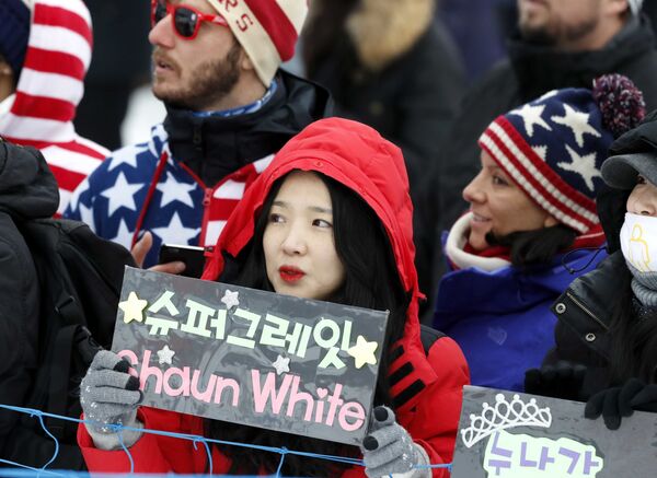 Những người hâm mộ trên khán đài trong trận chung kết cuộc thi half-pipe nam tại Thế vận hội mùa đông XXIII ở Pyeongchang - Sputnik Việt Nam