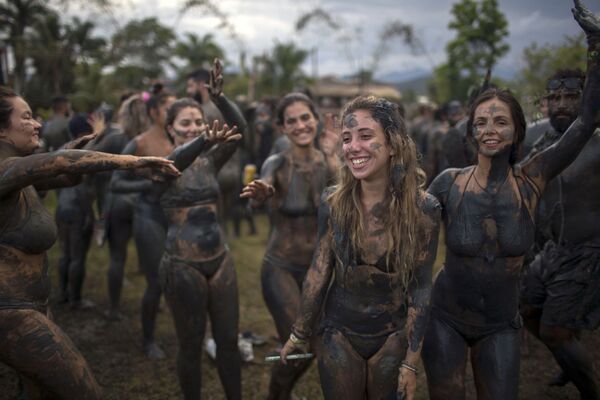 Những người tham gia lễ hội tắm bùn “Bloco da Lama” ở Brazil - Sputnik Việt Nam
