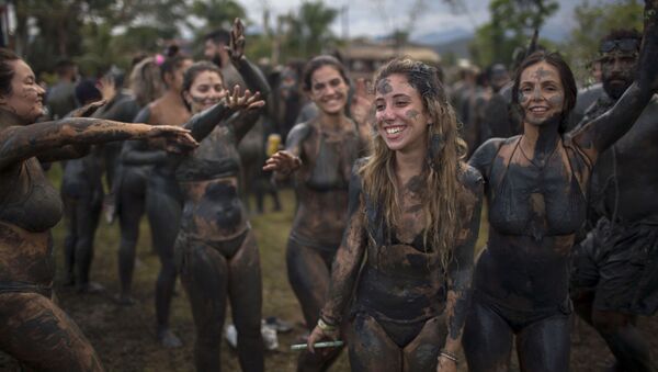 Những người tham gia lễ hội tắm bùn “Bloco da Lama” ở Brazil - Sputnik Việt Nam